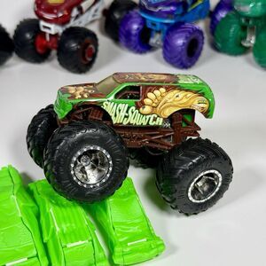 Hot Wheels MONSTER JAM "SMASH-SQUATCH" Giant Wheels Mattel 1:64 Scale Truck